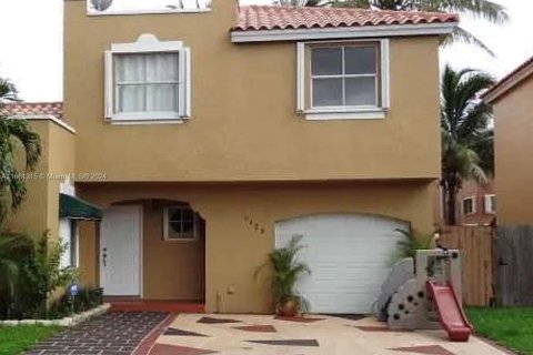 House in Miami, Florida 3 bedrooms, 110.27 sq.m. № 1367474 - photo 1