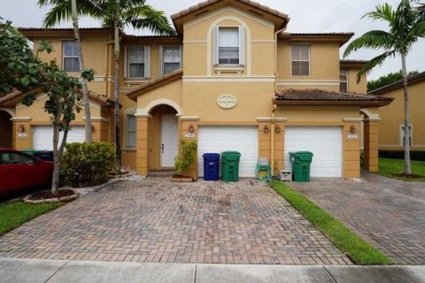 Townhouse in Doral, Florida 4 bedrooms, 175.96 sq.m. № 1136589 - photo 1