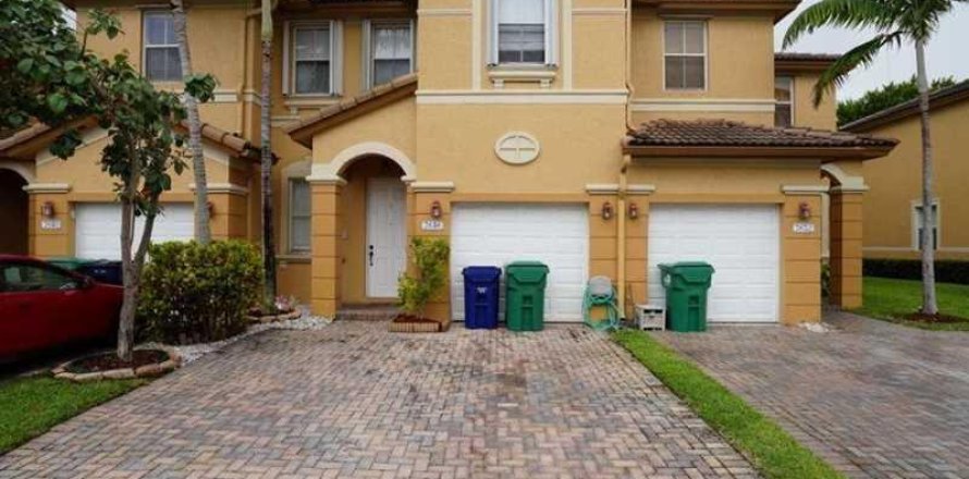 Townhouse in Doral, Florida 4 bedrooms, 175.96 sq.m. № 1136589