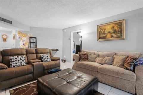 Condo in Lauderdale Lakes, Florida, 2 bedrooms  № 1226473 - photo 23