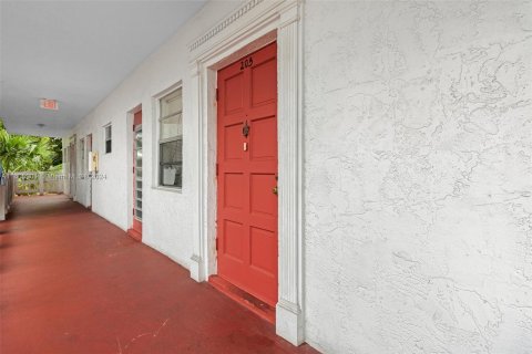 Condo in Lauderdale Lakes, Florida, 2 bedrooms  № 1226473 - photo 20