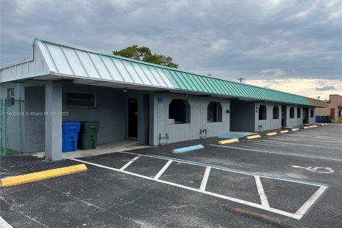 Commercial property in Oakland Park, Florida № 583901 - photo 1