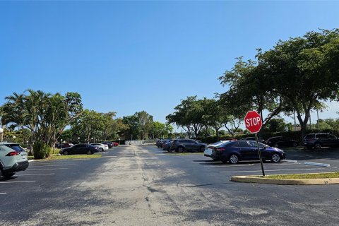 Condo in North Lauderdale, Florida, 2 bedrooms  № 1168899 - photo 4