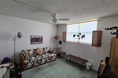 Condo in North Lauderdale, Florida, 2 bedrooms  № 1168899 - photo 11