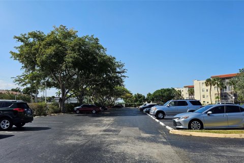 Condo in North Lauderdale, Florida, 2 bedrooms  № 1168899 - photo 5