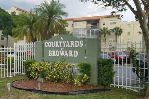 Condo in North Lauderdale, Florida, 2 bedrooms  № 1168899 - photo 2