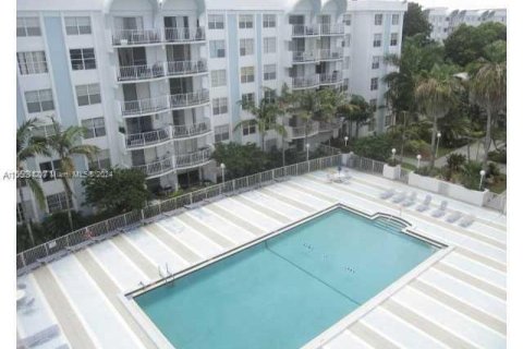 Condo in Miami, Florida, 2 bedrooms  № 1102681 - photo 4