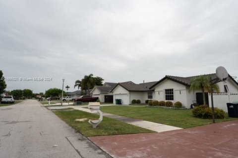 House in Miami, Florida 3 bedrooms, 155.61 sq.m. № 1102684 - photo 28