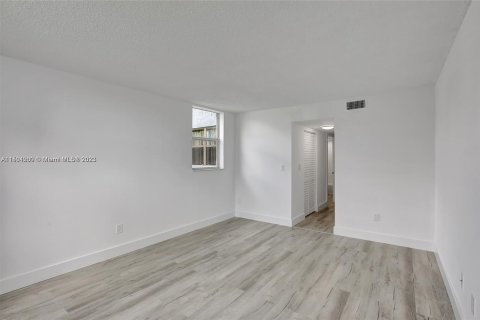 Condominio en venta en Lauderdale Lakes, Florida, 1 dormitorio, 77.57 m2 № 890117 - foto 10