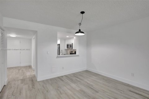 Condominio en venta en Lauderdale Lakes, Florida, 1 dormitorio, 77.57 m2 № 890117 - foto 5