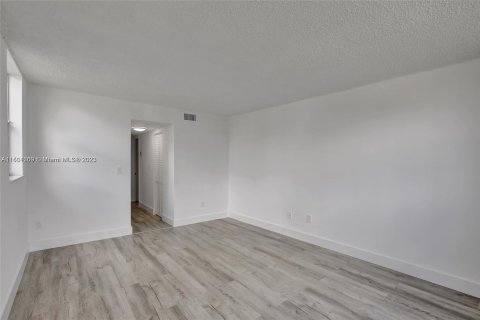 Condominio en venta en Lauderdale Lakes, Florida, 1 dormitorio, 77.57 m2 № 890117 - foto 9