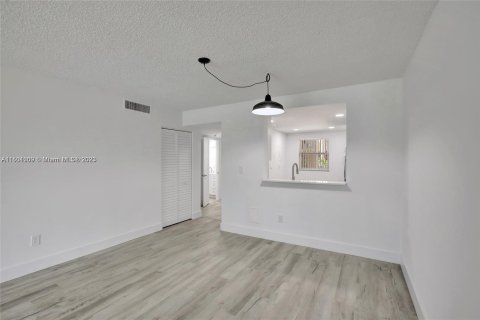 Condominio en venta en Lauderdale Lakes, Florida, 1 dormitorio, 77.57 m2 № 890117 - foto 6