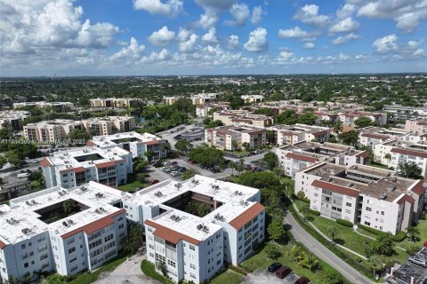 Condominio en venta en Lauderdale Lakes, Florida, 1 dormitorio, 77.57 m2 № 890117 - foto 1