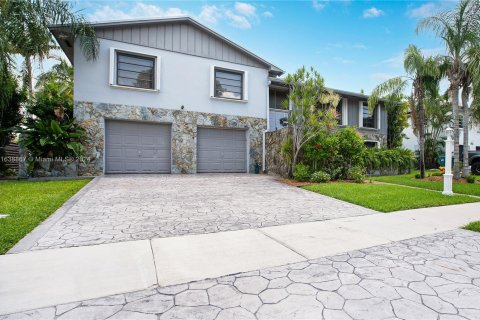 Casa en venta en Cutler Bay, Florida, 4 dormitorios, 297.84 m2 № 1310921 - foto 1