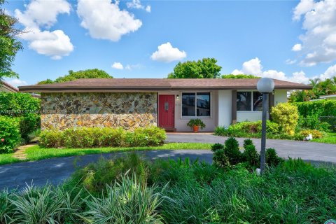 Villa ou maison à vendre à Miami, Floride: 3 chambres, 131.64 m2 № 1365444 - photo 1