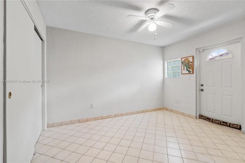 House in Miami, Florida 3 bedrooms, 131.64 sq.m. № 1365444 - photo 23