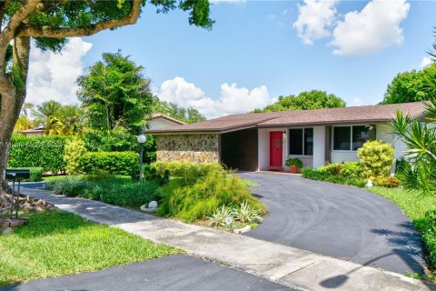 Villa ou maison à vendre à Miami, Floride: 3 chambres, 131.64 m2 № 1365444 - photo 2