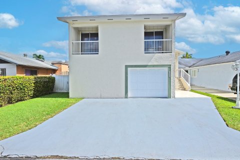 Casa en venta en Miami, Florida, 4 dormitorios, 166.67 m2 № 1410463 - foto 2