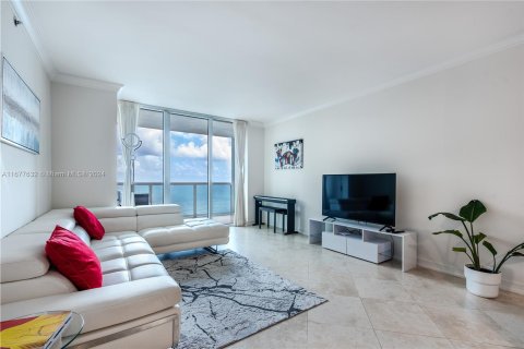 Condo in Hallandale Beach, Florida, 3 bedrooms  № 1410502 - photo 1