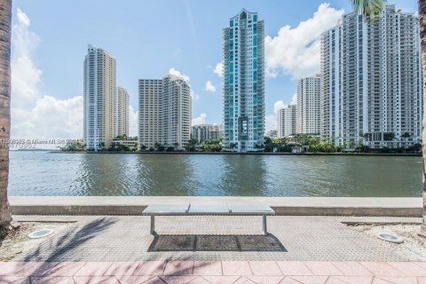 Condo in Miami, Florida, 2 bedrooms  № 929142 - photo 5