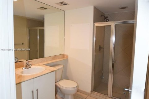 Condo in Miami, Florida, 2 bedrooms  № 929142 - photo 9