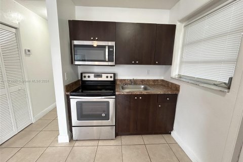 Apartamento en alquiler en Miami, Florida, 1 dormitorio, 55.74 m2 № 1396273 - foto 1