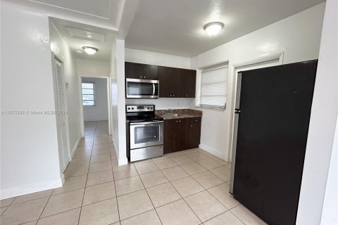 Apartamento en alquiler en Miami, Florida, 1 dormitorio, 55.74 m2 № 1396273 - foto 2