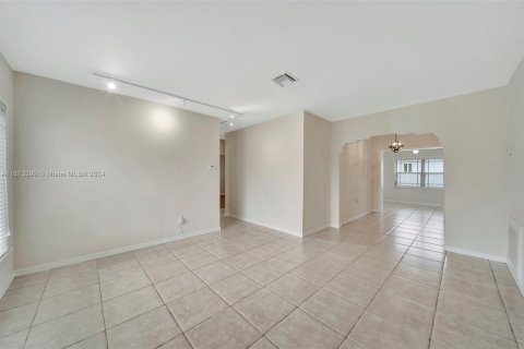 Casa en alquiler en Miami, Florida, 3 dormitorios, 120.77 m2 № 1396274 - foto 2