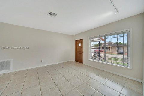 Casa en alquiler en Miami, Florida, 3 dormitorios, 120.77 m2 № 1396274 - foto 11