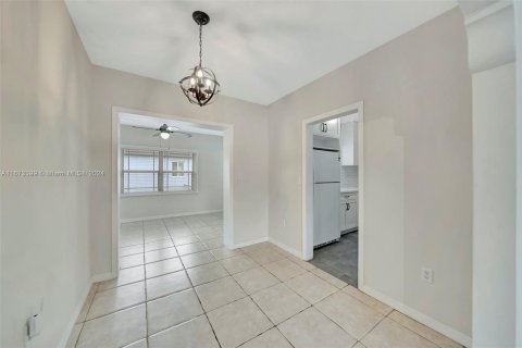 Casa en alquiler en Miami, Florida, 3 dormitorios, 120.77 m2 № 1396274 - foto 3