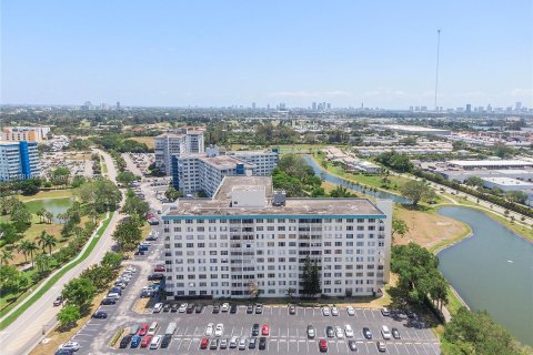 Condo in Hollywood, Florida, 1 bedroom  № 1331352 - photo 21