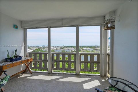 Condo in Hollywood, Florida, 1 bedroom  № 1331352 - photo 15