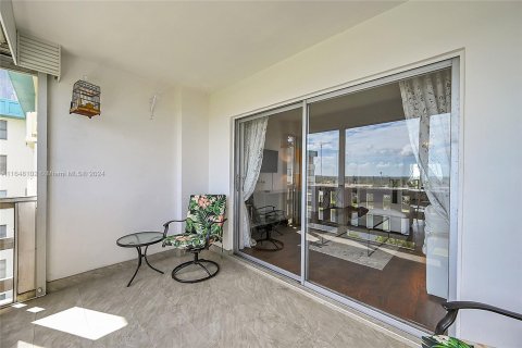 Condo in Hollywood, Florida, 1 bedroom  № 1331352 - photo 19