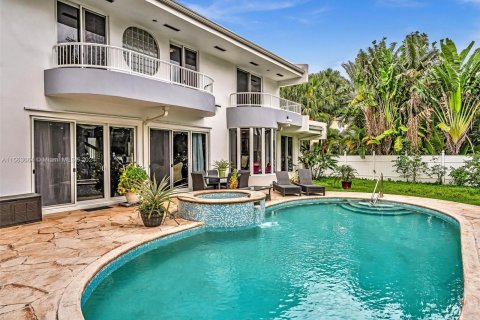 Villa ou maison à vendre à Golden Beach, Floride: 4 chambres, 327.02 m2 № 1097409 - photo 1