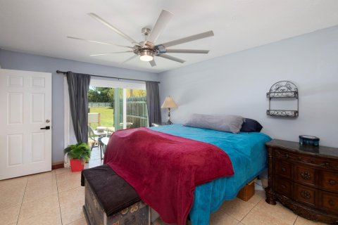 House in Jensen Beach, Florida 3 bedrooms, 220.18 sq.m. № 1102325 - photo 5