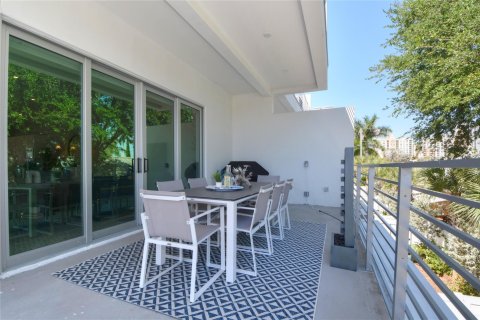 Adosado en venta en Fort Lauderdale, Florida, 3 dormitorios, 301.56 m2 № 1102324 - foto 28