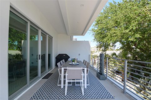 Adosado en venta en Fort Lauderdale, Florida, 3 dormitorios, 301.56 m2 № 1102324 - foto 29