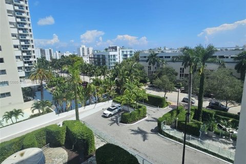 Condo in Miami Beach, Florida, 1 bedroom  № 958584 - photo 1