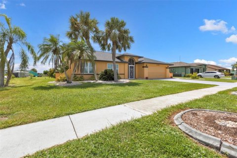 House in Port Charlotte, Florida 3 bedrooms, 149.29 sq.m. № 1366393 - photo 3