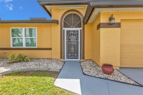 House in Port Charlotte, Florida 3 bedrooms, 149.29 sq.m. № 1366393 - photo 6