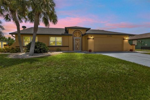 House in Port Charlotte, Florida 3 bedrooms, 149.29 sq.m. № 1366393 - photo 1