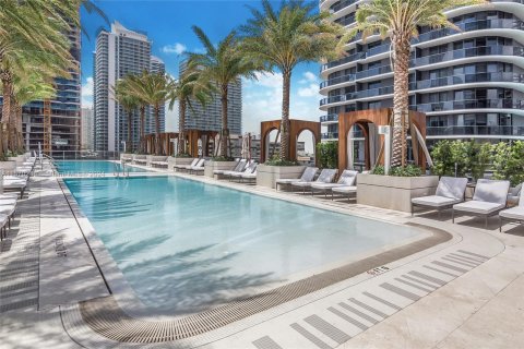 Condo in Miami, Florida, 2 bedrooms  № 1120705 - photo 1