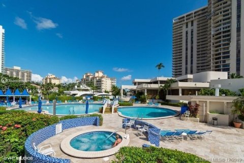 Condominio en venta en Aventura, Florida, 2 dormitorios, 141.4 m2 № 1389679 - foto 2