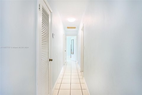 House in Hollywood, Florida 3 bedrooms, 94.02 sq.m. № 1367129 - photo 14