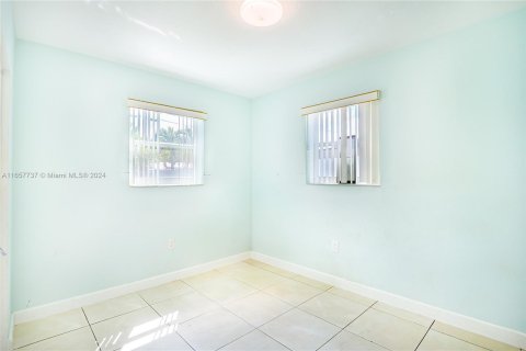 House in Hollywood, Florida 3 bedrooms, 94.02 sq.m. № 1367129 - photo 15