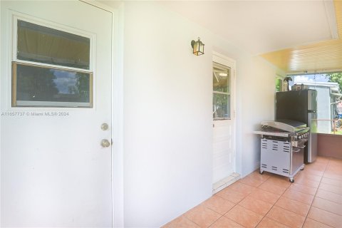 House in Hollywood, Florida 3 bedrooms, 94.02 sq.m. № 1367129 - photo 20