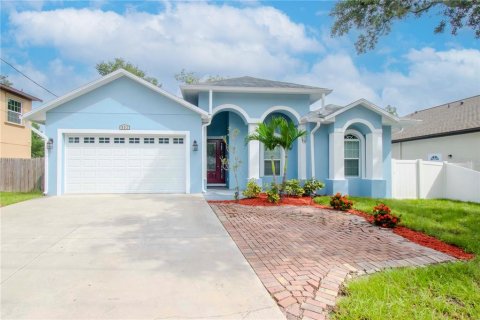 Casa en venta en Tampa, Florida, 4 dormitorios, 182.74 m2 № 1366408 - foto 1