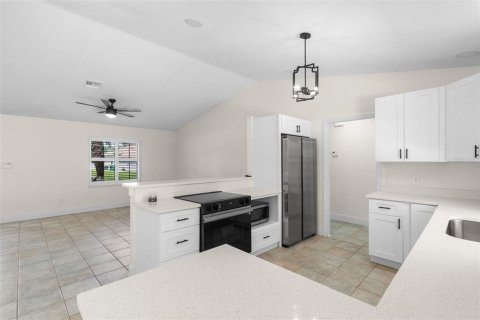 House in Port Charlotte, Florida 3 bedrooms, 148.46 sq.m. № 1364753 - photo 4