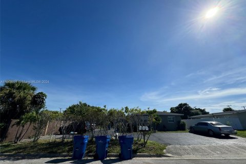 Propiedad comercial en venta en Riviera Beach, Florida, 218.51 m2 № 1398048 - foto 2