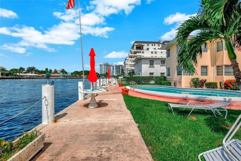 Condo in Fort Lauderdale, Florida, 1 bedroom  № 1398046 - photo 27